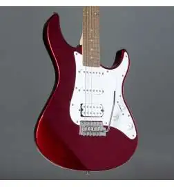 Yamaha PAC012 Pacifica (Red Metallic)