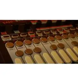 Sonicware LIVEN Bass Beats drumcomputer